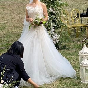 Preowned oscar de la renta wedding dress